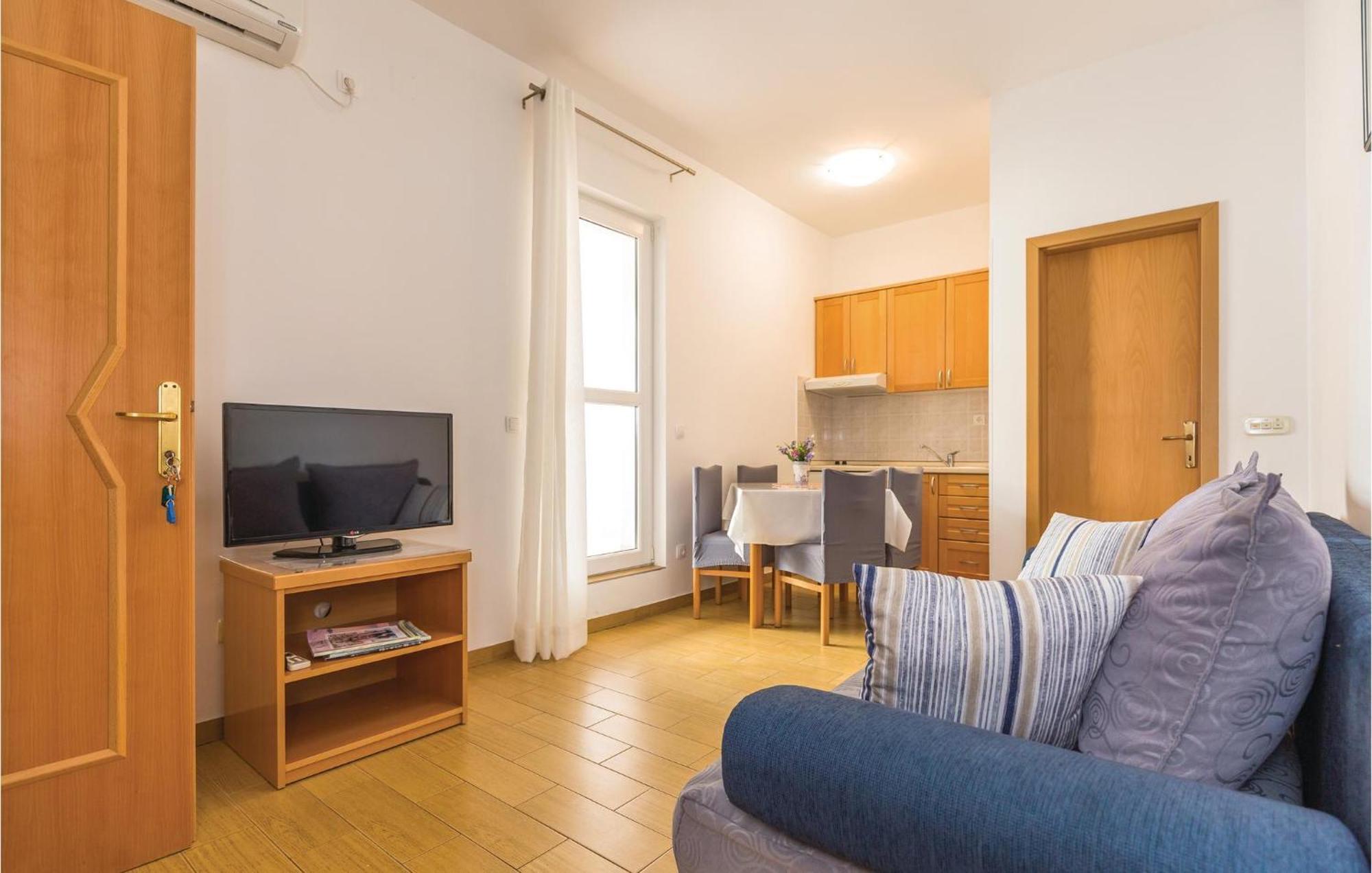 Stunning In With Kitchen Apartment *