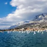 Stunning Apartment In Makarska With Kitchen