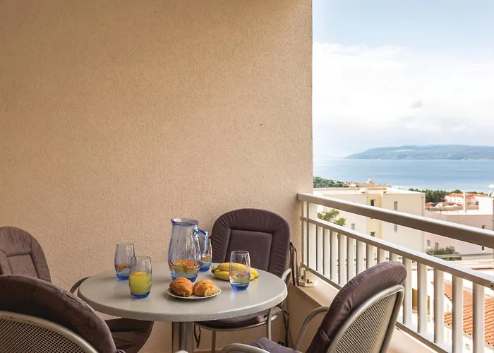 Stunning Apartment In Makarska With Kitchen
